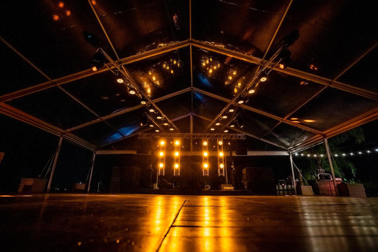 Back y techo LED RGB en Olivos Regency