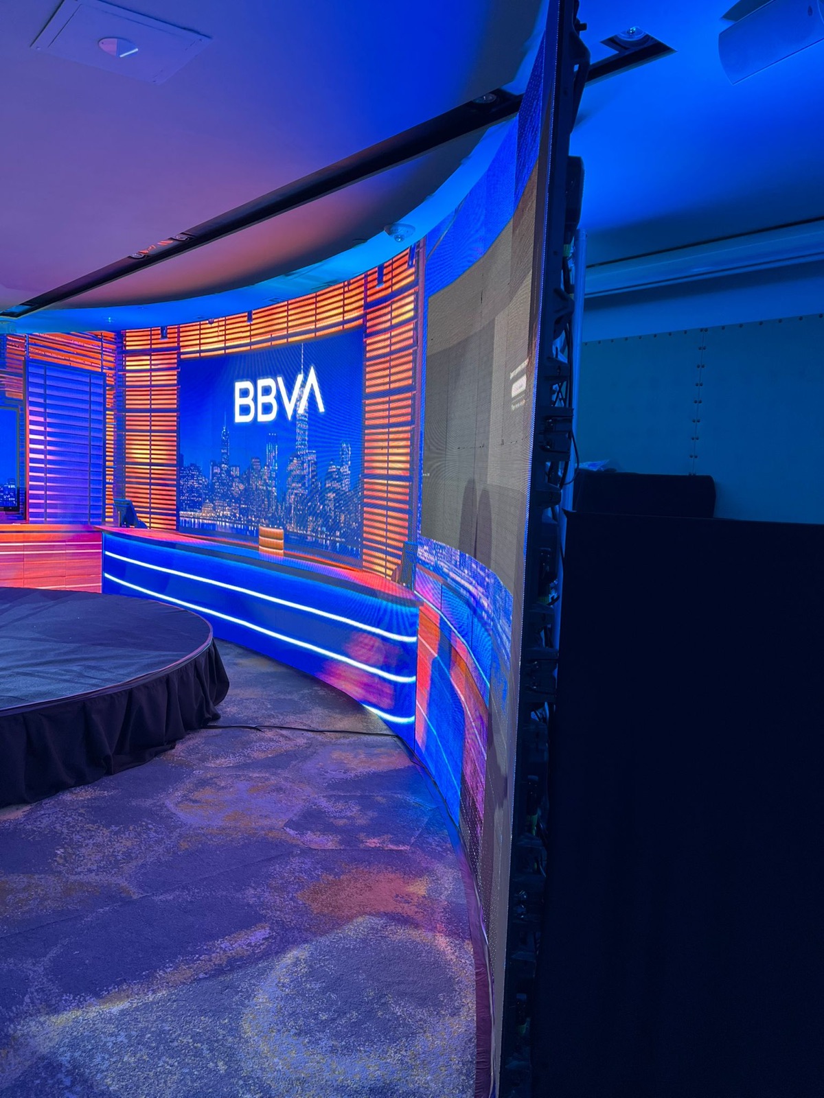 Tarima circular y pantalla LED envolvente durante el montaje — evento BBVA
