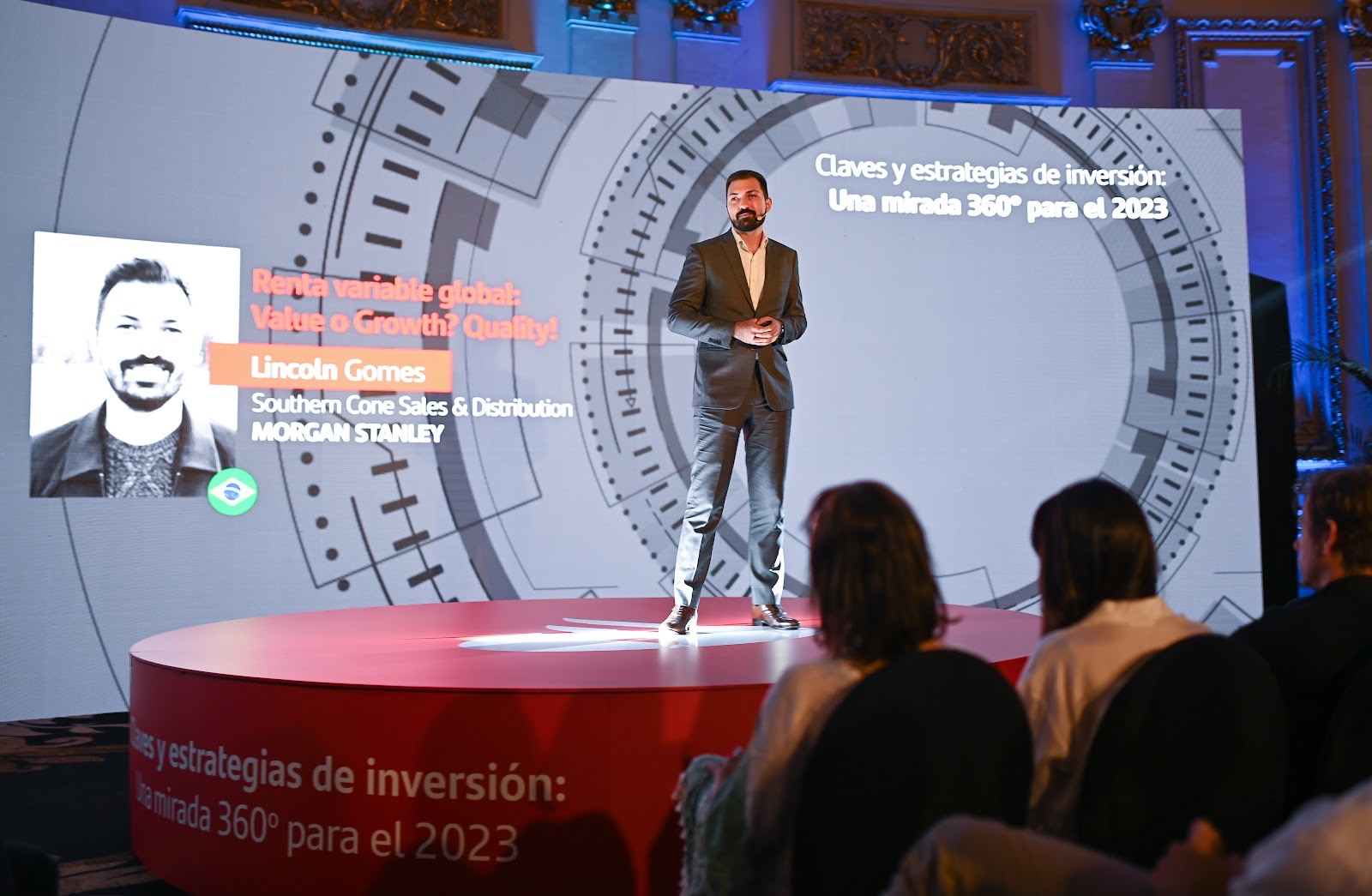 Orador sobre la tarima circular — Santander Select