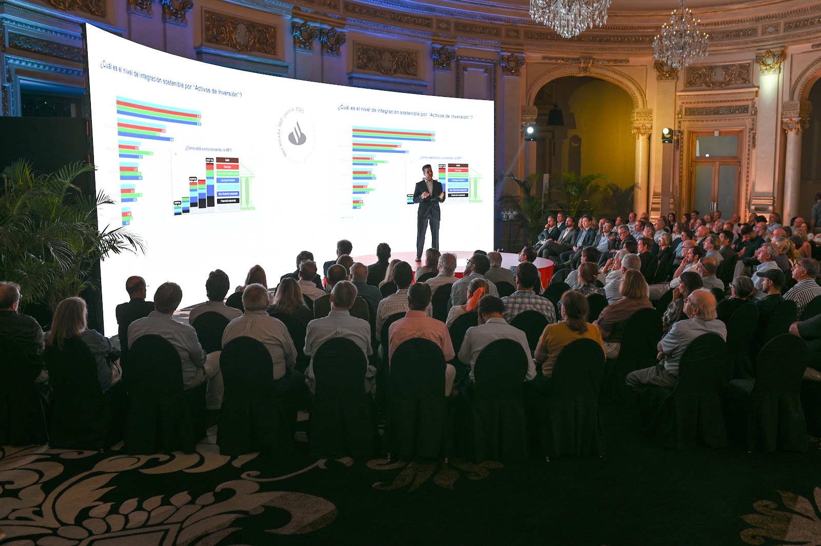 Orador presentando sobre la curva ante sala llena