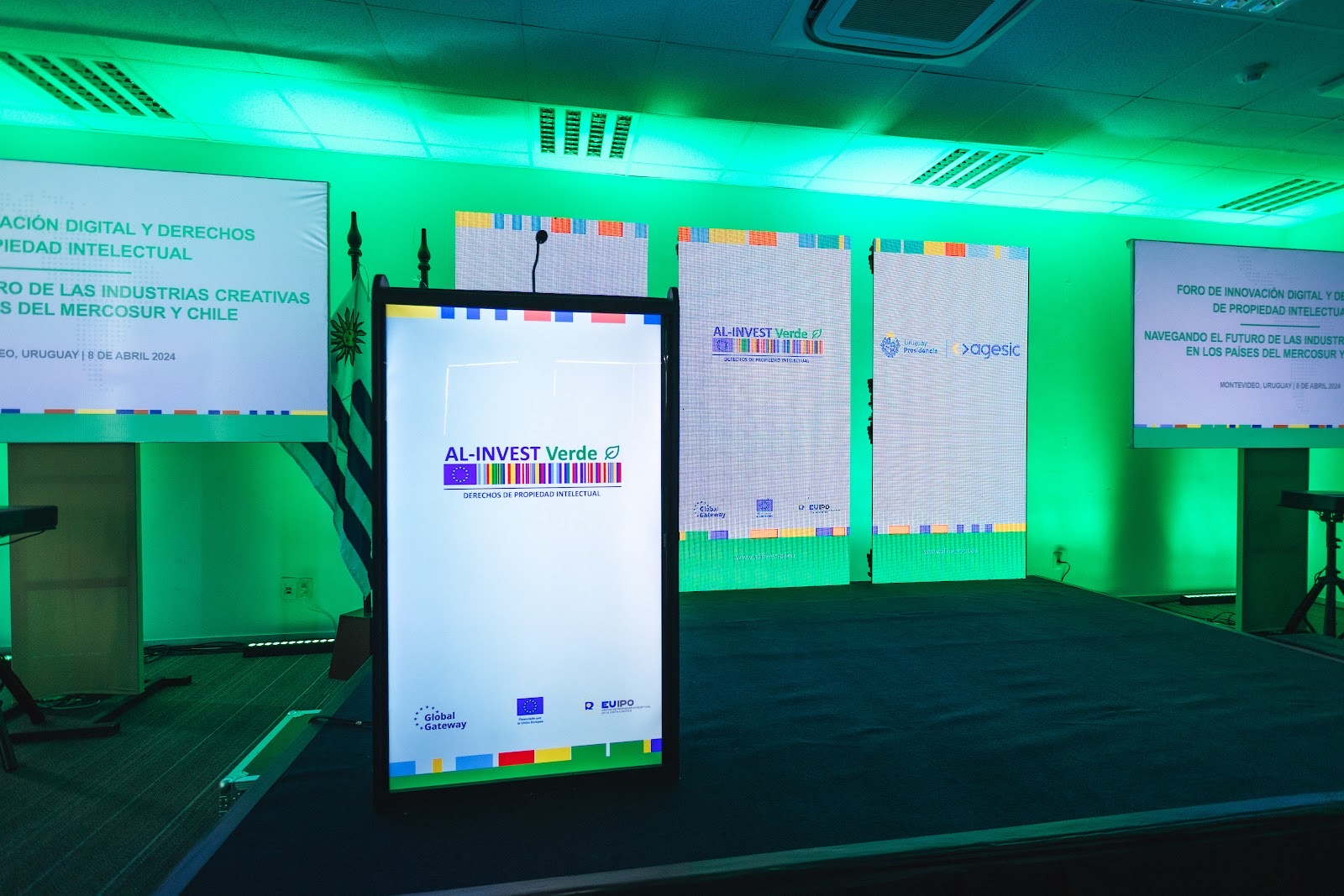 Tótems LED verticales en escenario — AL-INVEST, Presidencia