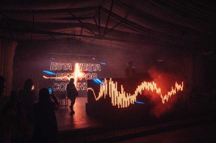 Cabina forrada en LED con visuales