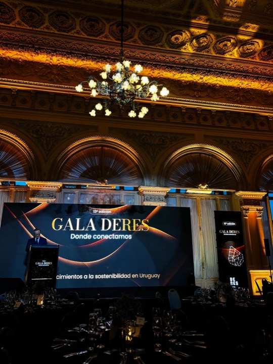 Podio digital en la Gala DERES bajo arañas doradas — Club Uruguay