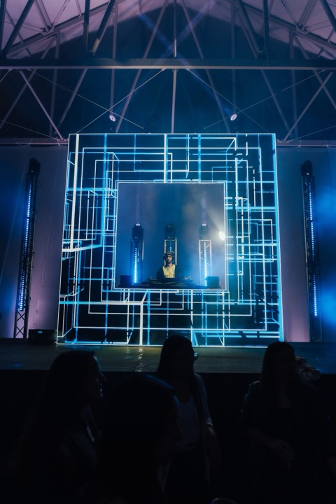 Back LED con visuales y cabina de DJ en Rural del Prado