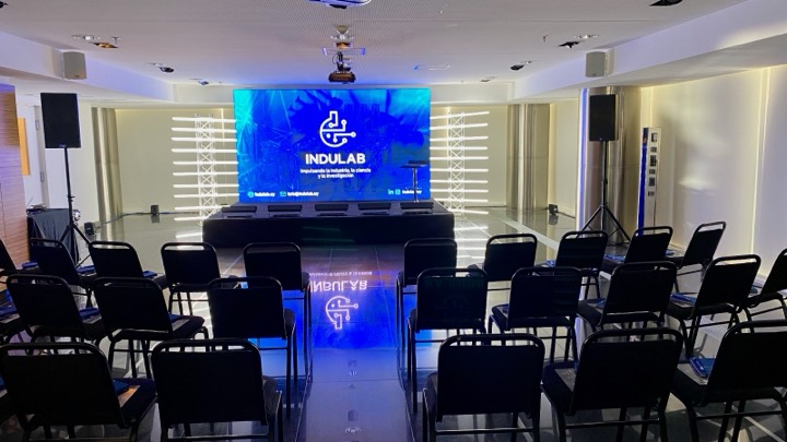 Grillas de tubos LED en evento corporativo — Sala Tempus, WTC