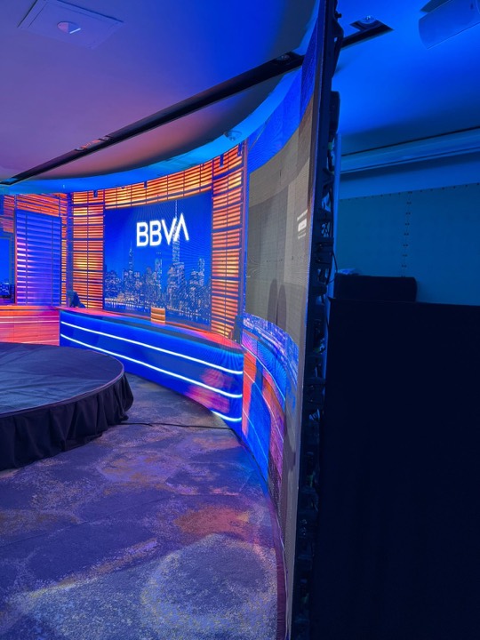 Tarima circular y pantalla LED envolvente durante el montaje — evento BBVA