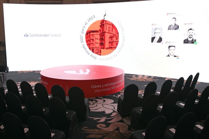Tarima circular frente a la pantalla LED curva — Santander Select