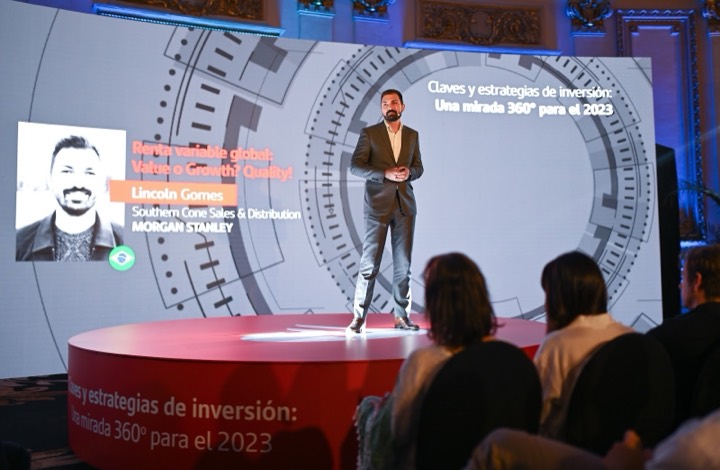 Orador sobre la tarima circular — Santander Select