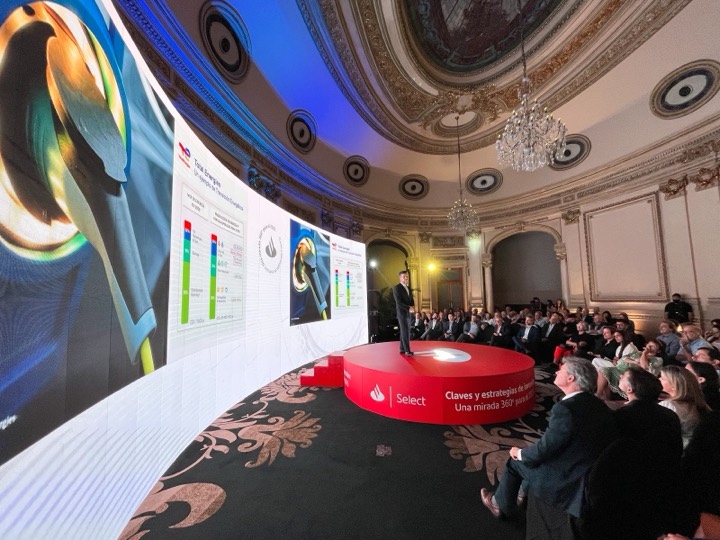 Charla en 360°: la tarima circular rodeada de público bajo la cúpula — Santander Select