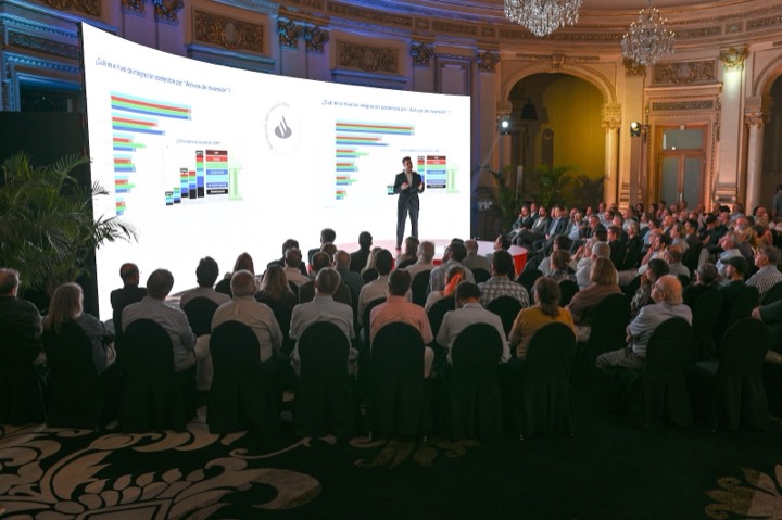 Orador presentando sobre la curva ante sala llena