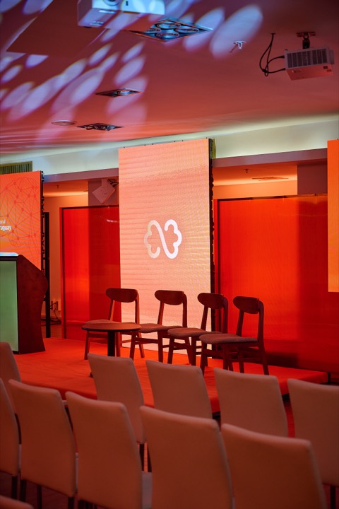 Tarima con podio y pantallas laterales — NH