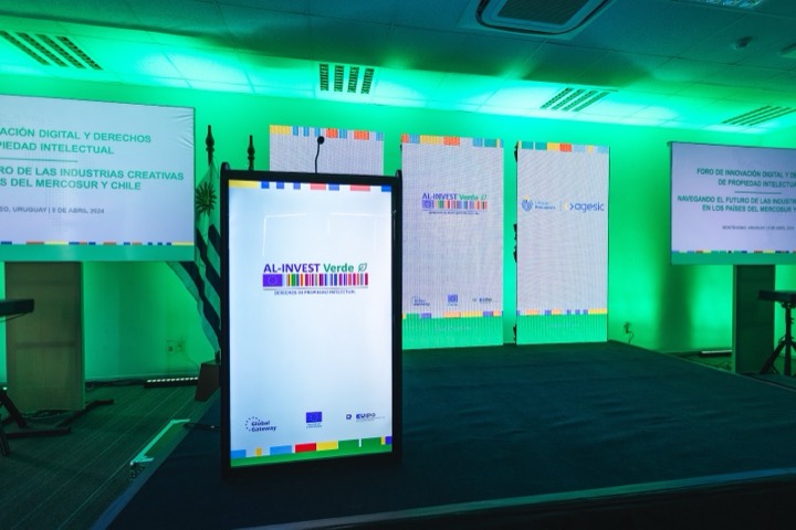 Tótems LED verticales en escenario — AL-INVEST, Presidencia