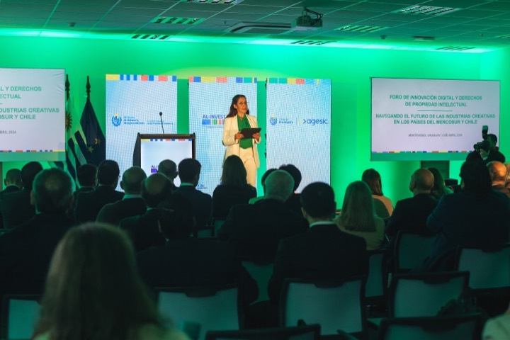 Foro corporativo con tres tótems en escenario