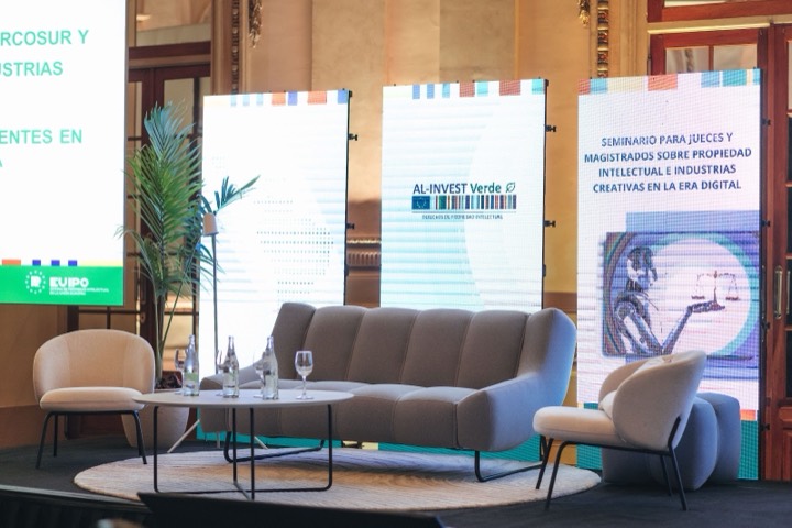 Tres tótems detrás del living del escenario — Sofitel